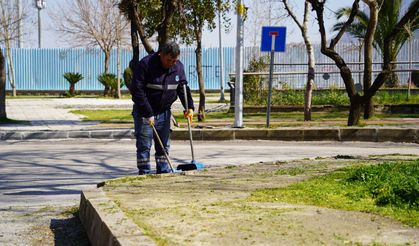 Yunusemre’den Parklara Bahar Temizliği
