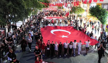 Manisa’da 19 Mayıs Coşkusu Zirveye Ulaştı: Fener Alayı, Ozbi Konseri ve 300 Dronluk Gösteri Büyüledi