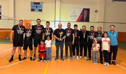 Gölmarmara Belediyesi kurumlar arası voleybol turnuvasının şampiyonu oldu