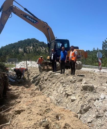 Tehlike oluşturan yola neşter: İstinat duvarları yenileniyor