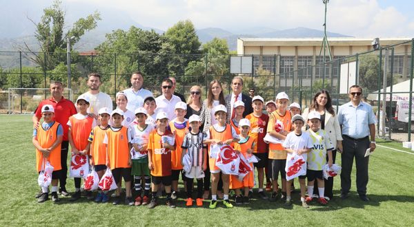 Başkan Durbay, Yaz Futbol Kursunda genç yeteneklerle buluştu
