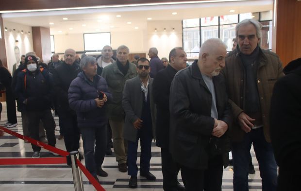 Manisalı vatandaşlar Durbay ailesine taziye ziyaretinde bulunuyor