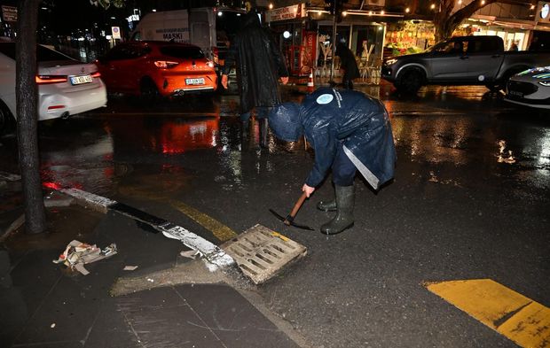 Manisa Büyükşehir ve MASKİ’den Yağış Mesaisi: Ekipler Tüm Gece Sahadaydı