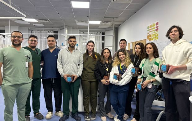 Yunusemre’den Nöbetçi Doktorlara Tıp Bayramı Sürprizi