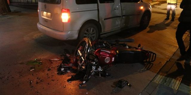 Manisa'da otomobille çarpışan motosikletli hastahaneye kaldırıldı