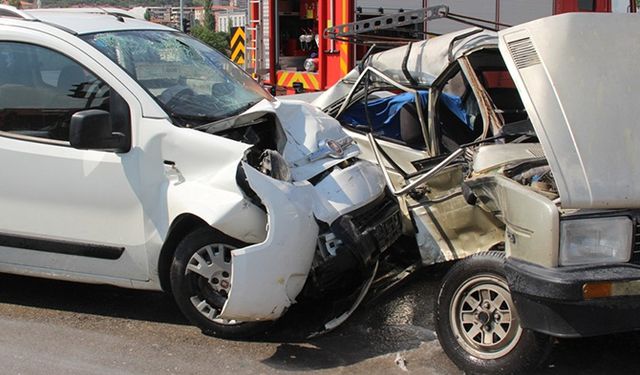 Manisa'da trafik kazası: 3 ağır yaralı