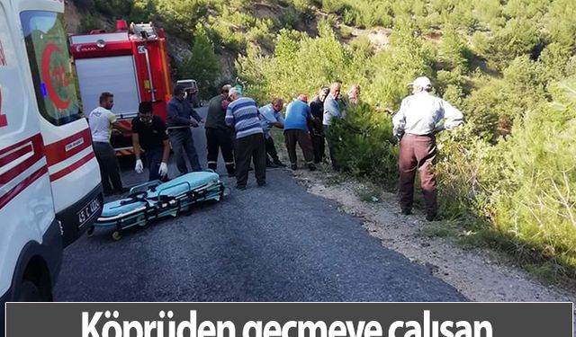 Köprüden geçmeye çalışan traktör dereye devrildi: 1 ölü, 1 yaralı