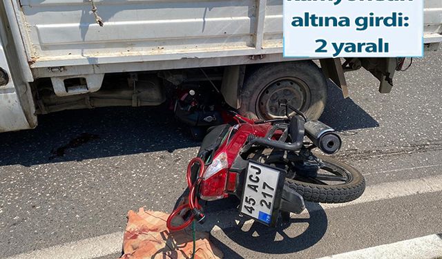 Motosiklet kamyonetin altına girdi: 2 yaralı