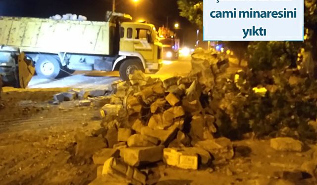 Manisa'da şiddetli fırtına cami minaresini yıktı