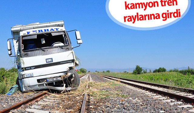 Lastiği patlayan kamyon tren raylarına girdi