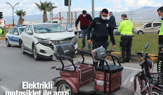 Elektrikli motosiklet ile arazi aracı çarpıştı: 3 yaralı