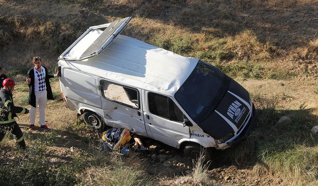 Manisa'da ticari araç şarampole yuvarlandı: 1 yaralı