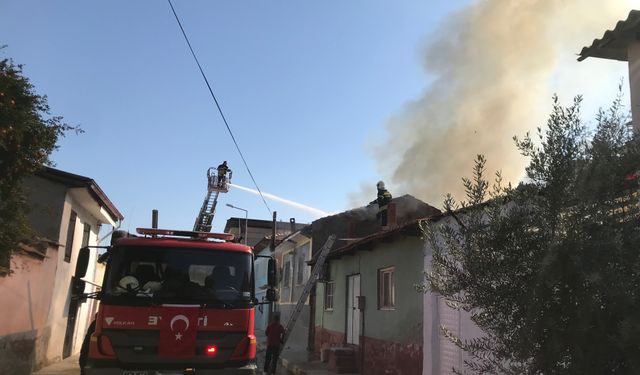 Manisa’da ev yangını