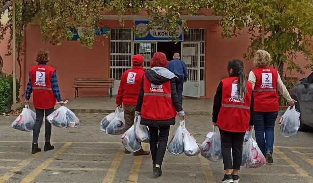 Kızılay'dan öğrencilere giyecek yardımı