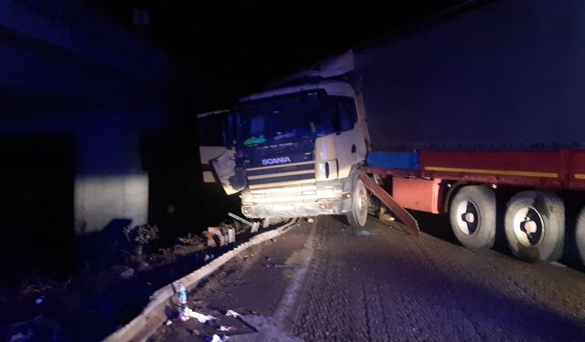 Kontrolden çıkan tır karayolunu trafiğe kapattı