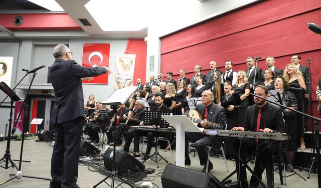 Şehzadeler Belediyesi Öğretmenler Günü'nü konserle kutladı