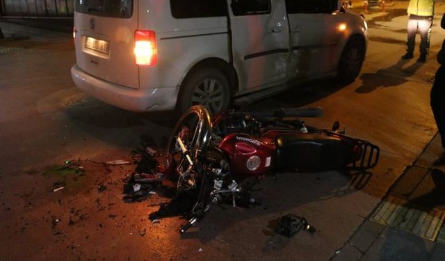 Manisa'da otomobille çarpışan motosikletli hastahaneye kaldırıldı