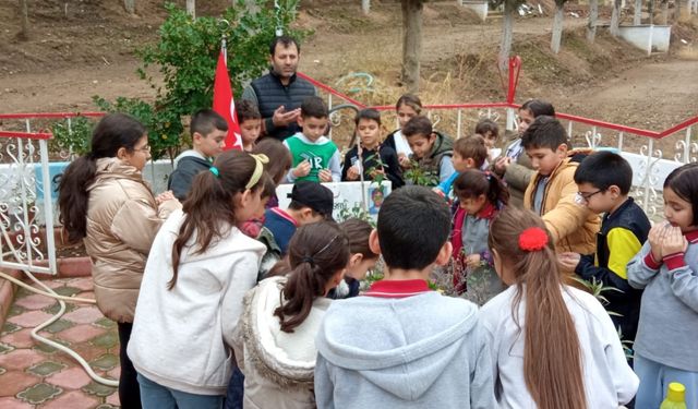 İsmini taşıdıkları şehidin mezarını ziyaret edip dua ettiler