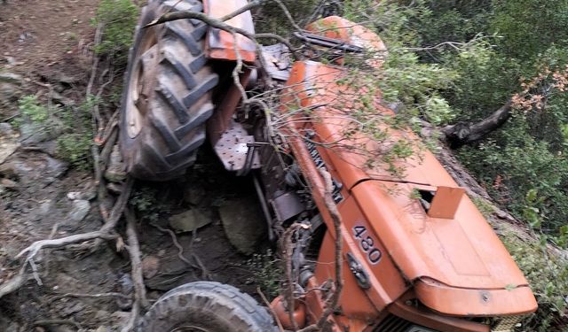 Manisa'da uçuruma yuvarlanan traktörün sürücüsü yaralandı