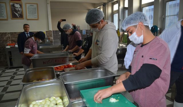 Öğrenciler hem üretiyor, hem de para kazanıyor