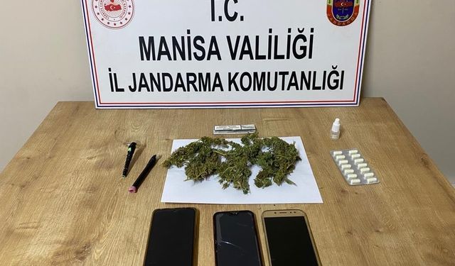 Durdurulan araçta esrarla yakalandılar