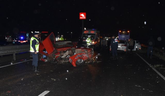 Manisa'da meydana gelen zincirleme trafik kazasında 2 kişi öldü, 3 kişi yaralandı