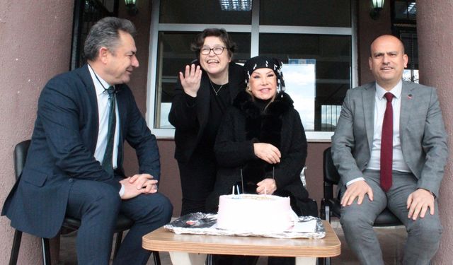 Bedia Akartürk, memleketi Ödemiş'te öğrencilerle buluştu