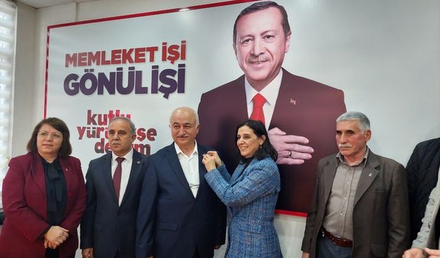 Gördes'te AK Parti'ye katılanlara rozetleri takıldı