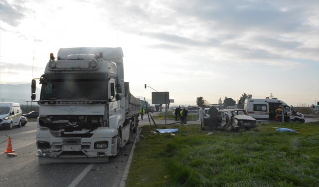 Manisa'da otomobil ile tır çarpıştı, 3 kişi öldü, 3 kişi yaralandı