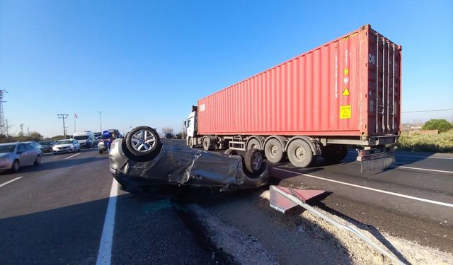 Manisa'da otomobilin tıra çarpması sonucu 7 kişi yaralandı