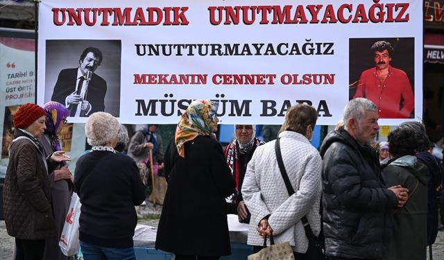 Müslüm Gürses anısına İzmir'de pilav ve lokma dağıtıldı