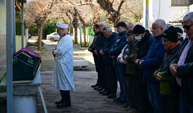 Vefat eden ses sanatçısı Neşe Can İzmir'de toprağa verildi