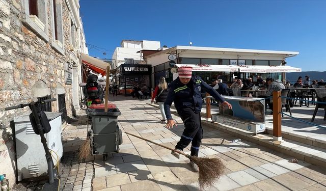 Bodrumlu temizlik personeli işini müziğin ritmine kapılarak yapıyor