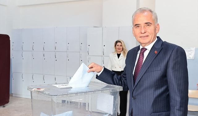 Denizli Büyükşehir Belediye Başkanı Zolan, oyunu kullandı