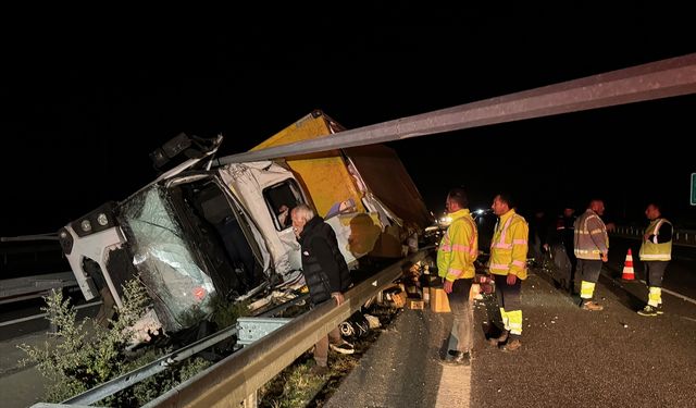 Manisa'da devrilen kamyonda 1 kişi öldü, 1 kişi yaralandı