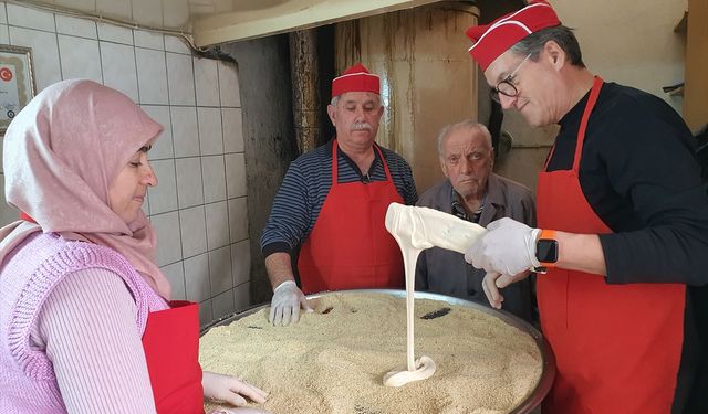 Manisa'da ramazan ayına özel yapılan susamlı helva, iftar sofralarını lezzetlendiriyor