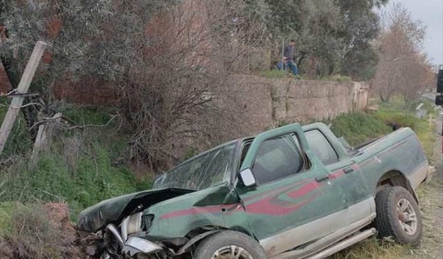 Manisa'da şarampole devrilen kamyonetin sürücüsü öldü