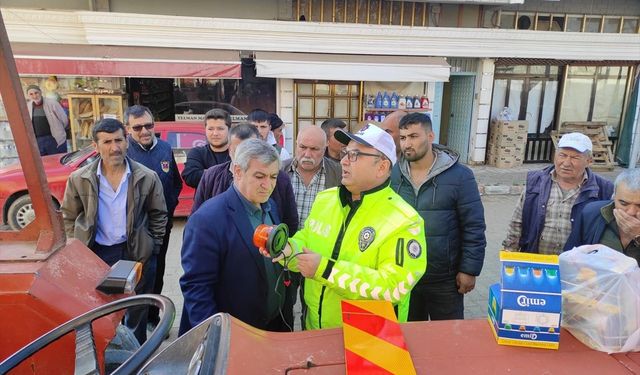 Salihli'de traktör sürücülerine eğitim verildi