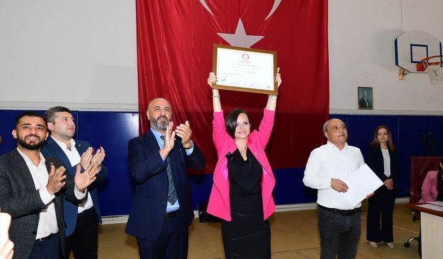 Bayraklı ve Karabağlar Belediye başkanları mazbatalarını aldı