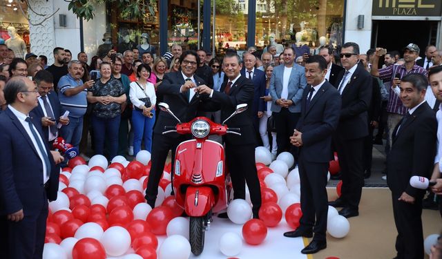 CHP Genel Başkanı Özel, Denizli'de vatandaşlara hitap etti: