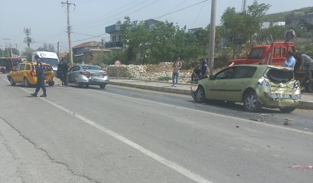 Foça'da 4 aracın karıştığı kazada 2 kişi yaralandı