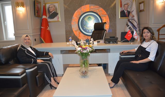 İscehisar Kaymakamı Kılıçtürk, belediye başkanı seçilen Kılınçarslan'ı ziyaret etti