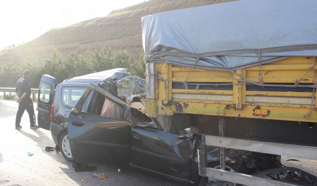 Manisa'da hafif ticari aracın tıra çarpması sonucu 3 kişi öldü, 1 kişi yaralandı