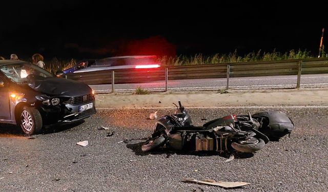 Manisa'da otomobille çarpışan elektrikli bisikletteki 1 kişi öldü, 2 kişi yaralandı