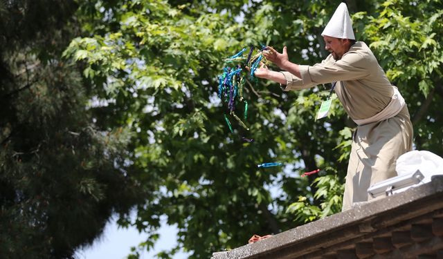 Manisa'da yaklaşık 7 ton mesir macunu halka saçıldı