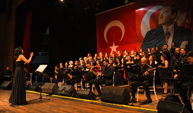 Torbalı'daki öğretmenlerin oluşturduğu koro polisler için konser verdi