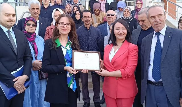 Bilecik Pazaryeri'nde Başkan Tekin mazbatasını aldı