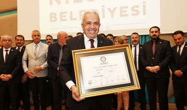 Bursa Nilüfer'de Şadi Özdemir mazbatasını aldı