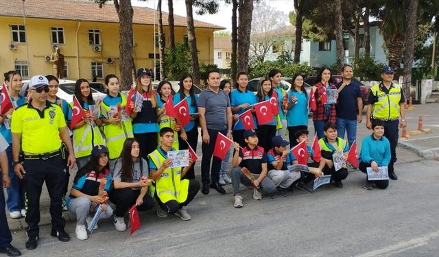 Germencik'te öğrenciler yol uygulamasına katıldı, sürücülere karanfil dağıttı