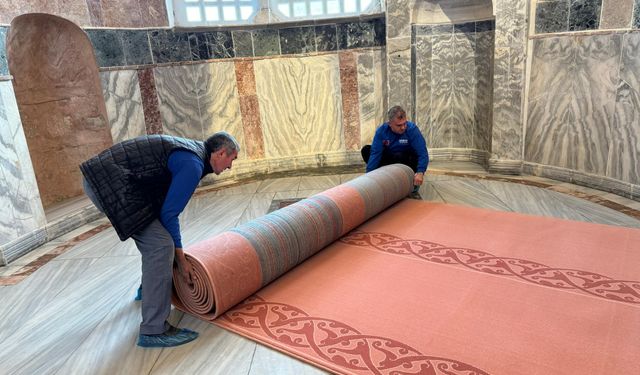 İbadete açılan Kariye Camii'nin halısı Demirci'de dokundu